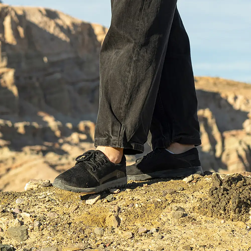 174-scout-black-black-gum-1.webp