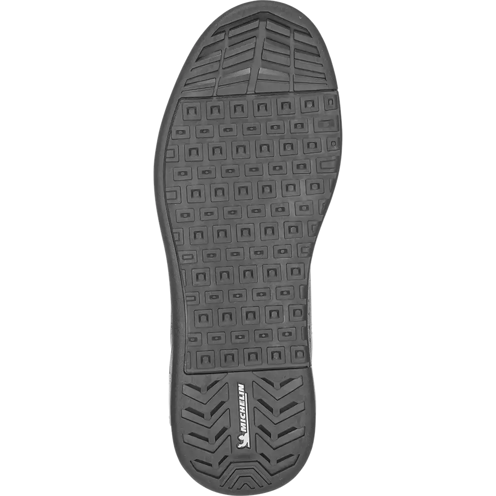 812-camber-michelin-black-white-1.webp